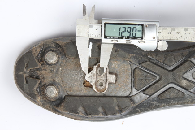 Mark a line on the sole of your shoe that corresponds with the ball of
your foot. The cleat should sit 10-20mm behind that point.